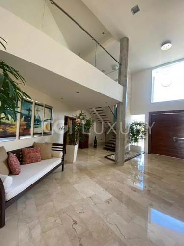 Cgi+ Luxury Lecheria Ofrece En Venta Casa En Las Villas.