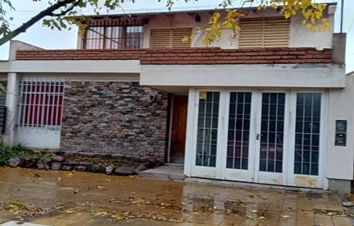 Casa En Venta Dos Pisos, 4 Dorm. Sexta Sección