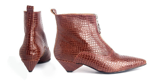 Imagen 2 de 4 de Bota Con Taco Fino 3cm Cierre Cuero Reptil Marrón Mujer