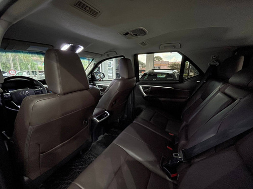 Imagem 8 de 10 de Toyota Hilux Sw4 2.8 Srx 4x4 7 Lugares 16v Turbo
