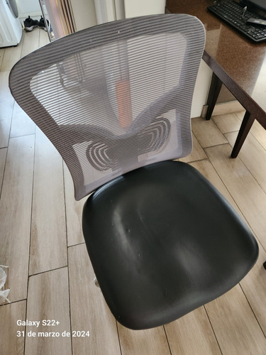 Silla Giratoria,  Asiento 100% Cuero. Color Gris