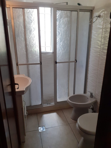 Vendo Casa Muy Linda Con Todo Lo Que Buscas. P. U 178m2 Jardín, Garaje, 3 Dorm, 2 Baños, Fondo, Parrillero, Azotea, Todo En Una Planta. Usd 265.000 Dólares
