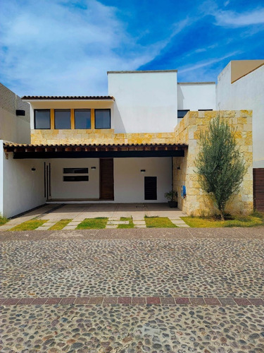 Venta De Casa En Arco De Piedra