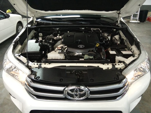 Imagen 13 de 25 de Toyota Hilux Srv 4x2 Aut