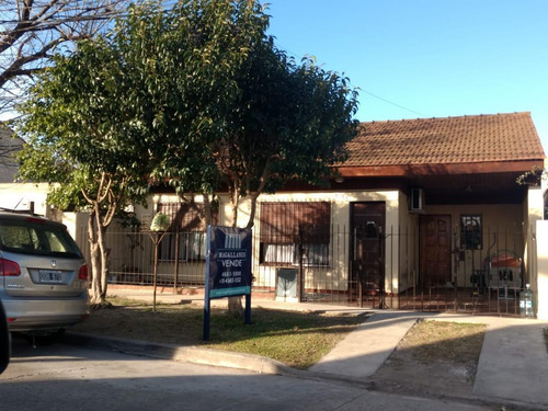 Imagen 2 de 16 de Casa En Venta 4 Ambientes- Villa Tesei- Con Buen Fondo Libre- Permuta Mayor Valor
