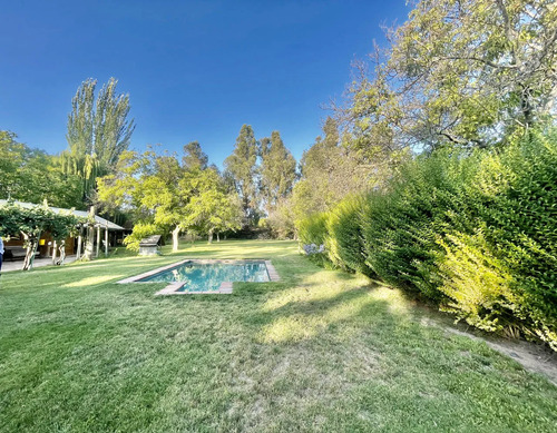 Espléndida Parcela Con Linda Casa Familiar En Venta