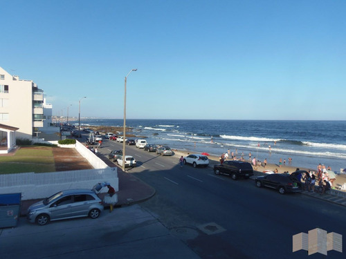 Imagen 2 de 30 de Frente A La Playa