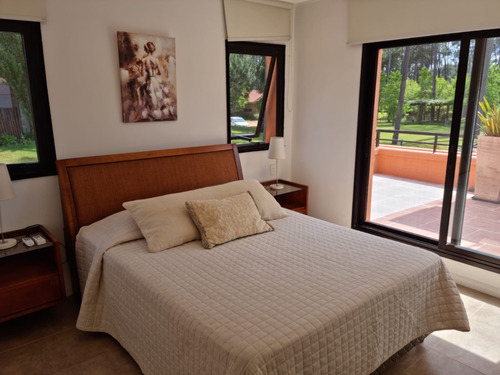 Casa En Venta De 2 Dormitorios C/ Cochera En Pinares