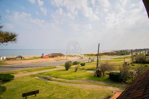 Casa En Alquiler Temporal En Piriapolis, Frente Al Mar. Con 3 Dormitorios, Dos Baños. Parrillero Cubierto. Ideal Para Disfrutar En Familia.
