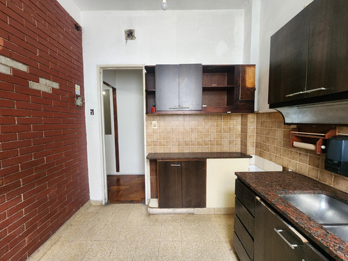 Oportunidad En Almagro. Departamento De 3 Ambientes Con Terraza De Uso Común.