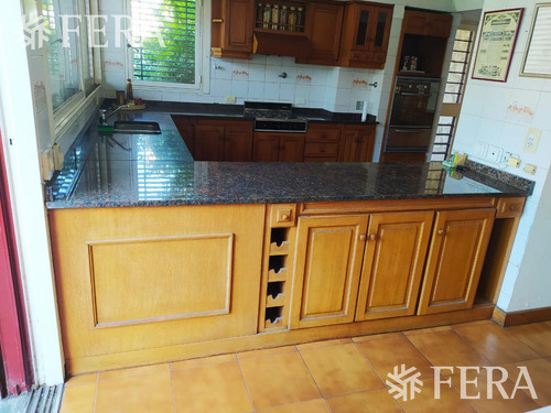 Venta De Casa De 4 Ambientes Con Cochera Y Jardin En Wilde