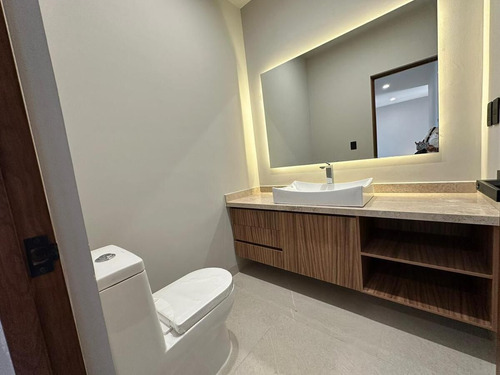 Se Vende Hermosa Residencia Con Diseño De Autor En Lomas De Juriquilla