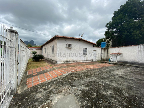 Casa En Venta En Urb.  Evaristo Linares, San Juan De Los Morros. 24-15491. Lln