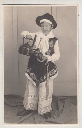 1947 Fotografia Niño Con Ropa De Gaucho Cebando Mate Uruguay