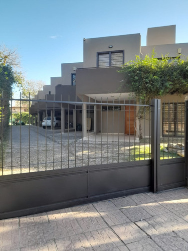 Hermoso Duplex , 2 Dormitorios , Cochera , Pileta , Quincho