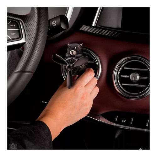 La caricatura del perfume para coche con difusor de aromas viene en color oso fresa