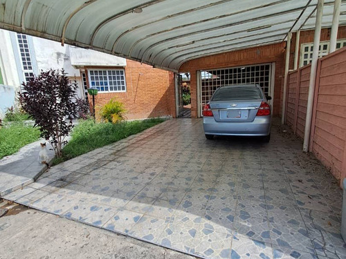 Townhouse En Urbanización Araguama Country Los Samanes