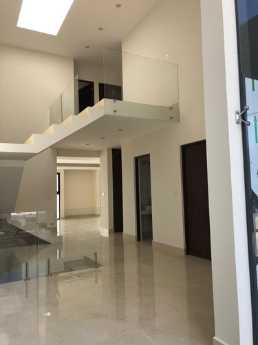 Residencia En Lomas De Juriquilla, De Autor, Sótano, Jardín, Bar, Doble Altura