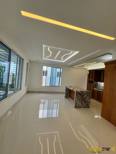 Venta Hermosa Y Moderna Casa Con Amplio Patio En La Ciudad De Santiago