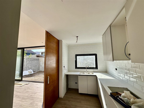 Casa En Venta De 3 Dorm. En Las Condes