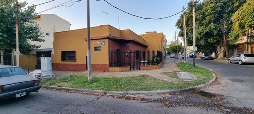 En Venta En Caseros Casa En Esquina Sobre Lote De 220m2,  Sup Cub 140m2; Casa Con Living Comedor; Cocina Tres Dormitorios Cocheras F: 9039