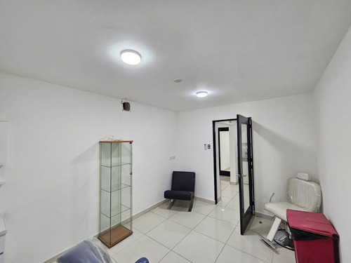 Local Comercial Con 5 Espacios Para Oficina En Naco, Santo Domingo, Con Aire Y Cocina, 1er Nivel