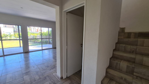 Imagen 13 de 24 de Venta De Casa Estilo Moderno En San Eduardo