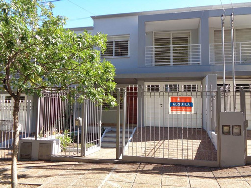 B° Lomas De San Martín - Excelente Casa De 3 Dormitorios, Amplia Y Luminosa Con Garaje, Cocina Equipada, Comedor Diario, 2 Baños Y Patio