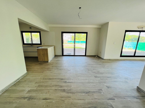 Imagen 13 de 30 de Casa A Estrenar En Haras! Excelente Lote, 4 Dormitorios, Jardin Y Piscina! Excelentes Terminaciones!