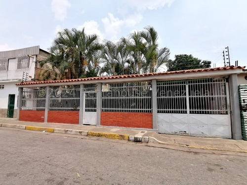 Acogedora Casa En Venta, Sector 12 De Febrero Maracay. 24-20999 Cm