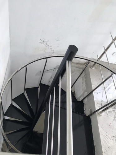 Imagen 5 de 10 de Escalera En Hierro Y Acero Inoxidable, Huellas En Madera