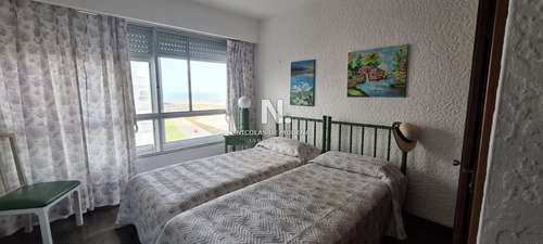 Apartamento En Venta Con Excelente Vista Al Mar, Primera Línea- Ref: 4481