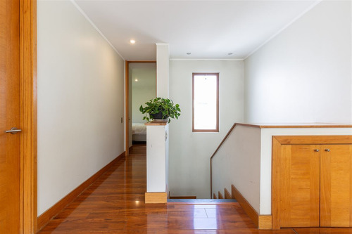 Casa En Arriendo De 5 Dorm. En Las Condes