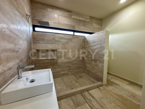 Residencia De Lujo En Vía Cumbres Con Amplios Espacios Y Exclusividad