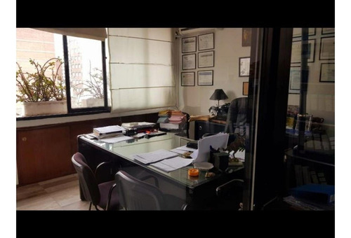 Imagen 11 de 12 de Oficina De 4 Ambientes Con Cochera A La Venta En El Centro