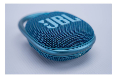 Parlante JBL Clip 4 portátil con bluetooth waterproof blue