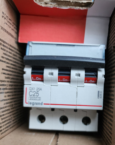 Interruptor Automatico 3p 25a Crv C 10 Ka Ref 407861 Legrand