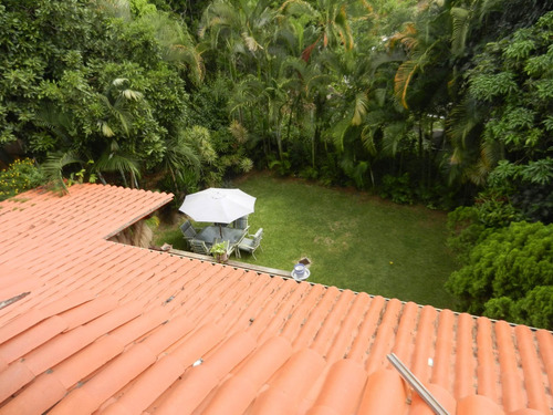 En Alquiler Hermosa Casa De Estilo Rústico En Calle Privada De Los Palos Grandes 24-12236