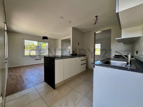 Venta | Casa 2 Dormitorios + Comodin. Fisherton, Rosario.
