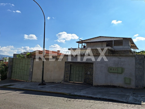 Venta De Casa En La Urb. Altamira 877m2