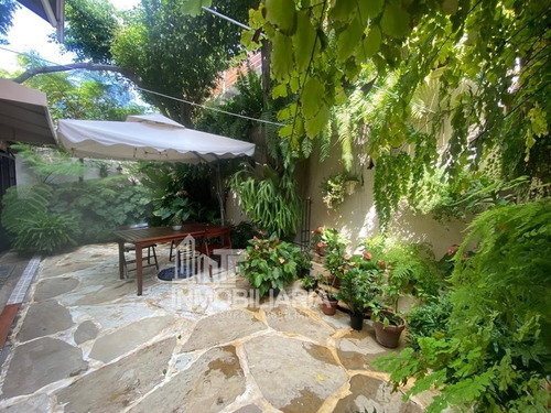 Cerros De Gurabo. Santiago, Casa De 2 Niveles De 370mts Con Jardín, Terraza Y Paneles Solares.