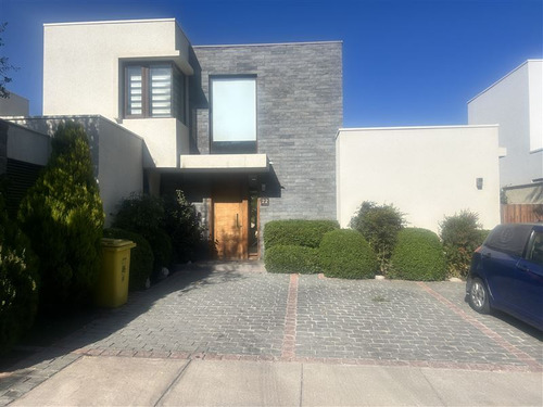 Casa En Venta De 4 Dorm+ Estar + Piscina En Chamiser