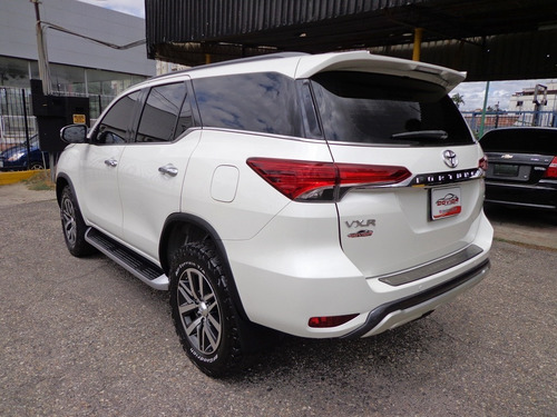 Imagen 6 de 11 de Toyota Fortuner Dubai Vxr 2019 V6 4x4 Automático
