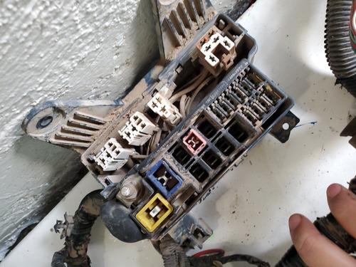 Modulo De Fusibles Con Arnes Frontier D22 Diesel Chasis 07-1 (Usado)