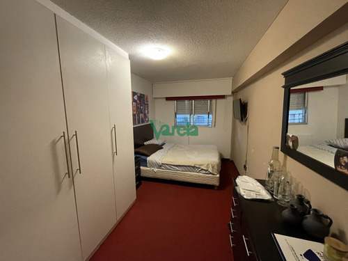 Imagen 3 de 9 de Apartamento Pocitos 2 Dormitorios Con Patio Propio, Lavadero Y Portería - Montevideo Pocitos