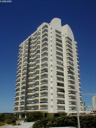 Imagen 20 de 24 de Venta De Apartamento De 2 Dormitorios En Edificio Torre Marina Punta Del Este