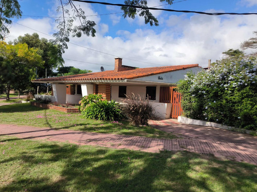 Casa En Venta En Atlántida Sur, A 2 Cuadras De La Playa