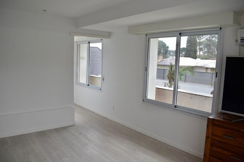 Imagen 13 de 21 de Excepcional Casa Totalmente A Nueva, Impresionantes Amenites 4 Dormitorios 6 Baños, Jacuzzi, Piscina, Sauna, Playroom, Calefacion, Estufa Leña, A Nueva, A Estrenar Usd 2500 Alquiler Mensual