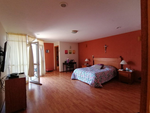 En Venta Casasa En Carretas, Gran Ubicación, 4 Recamaras, 5.5 Baños, Cto De Serv