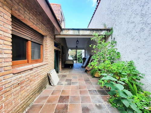 Casa 5 Dormitorios En Carrasco. Piscina. Parrillero. Chalet.